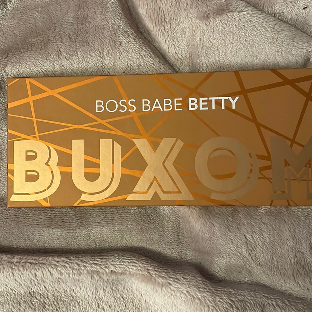 Buxom Boss Babe Betty palette